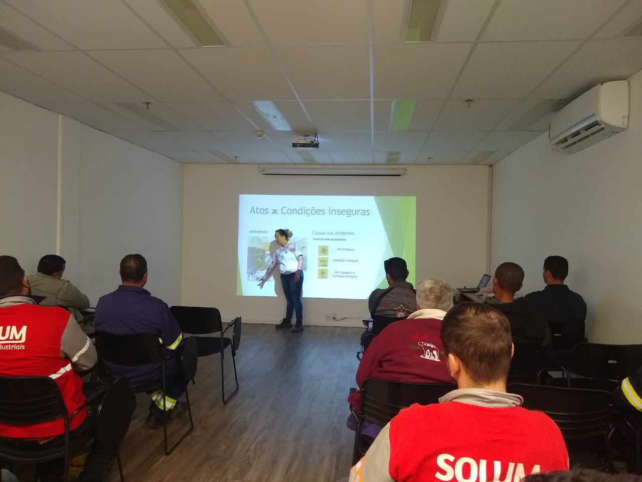 professora-dando-treinamento